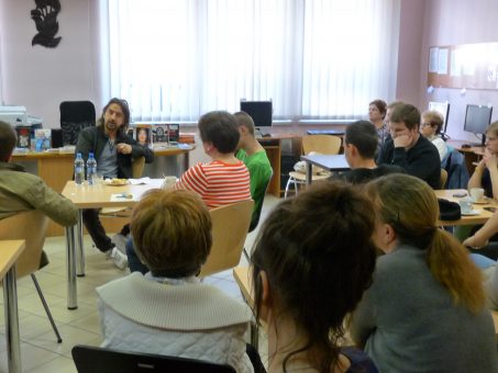 Krzysztof Jaryczewski na spotkaniu z młodzieżą w zdzieszowickiej bibliotece.