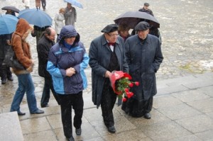 Alicja Nabzdyk wręcza kwiaty 3 maja pod pomnikiem Powstań Śląskich [fot. T. Kwiatek]