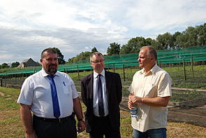 Od lewej: Wiceminister Andrzej Butra, Dyr. OOR ARiMR - Tomasz Białaszczyk, współwłaściciel firmy: Andrzej Minossora
