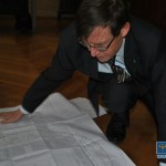 Ryszard Zembaczyński pokazuje Okrąglak fot. NGO (3)