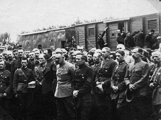 Piłsudski,_Petlura_Polish_and_Ukrainian_Officers_1920