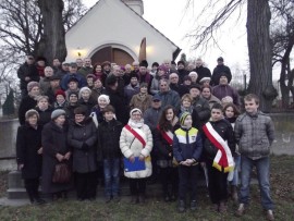Zdjęcie uczestników nabożeństwa żałobnego przed kościołem Św. Anny w Zakrzowie 2015.01.24