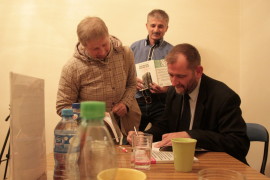 Pro. Andrzej Waśko po spotkaniu w Chełmku, fot. Jan Lorek