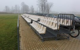 Kameralne trybuny stadionu w Krośnicy mogą pomieścić około 500 kibiców